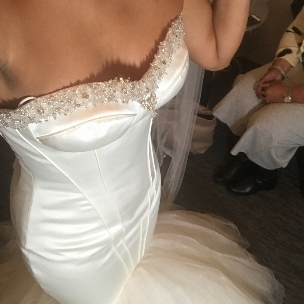 White wedding dress - Picture 4 of 4